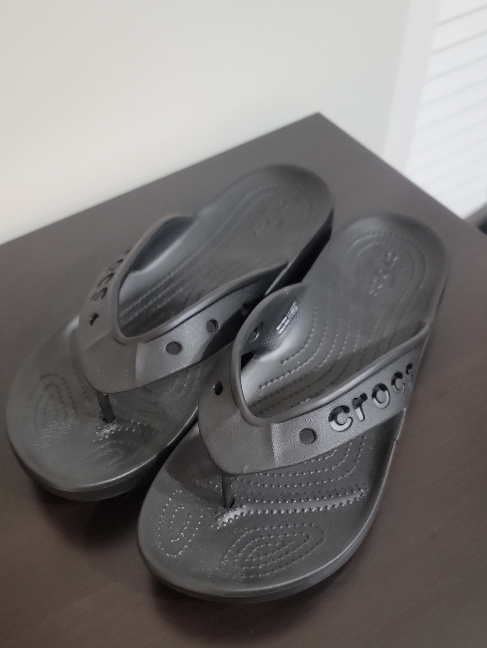 CROCS Men's Black Classic Flip Sandals
